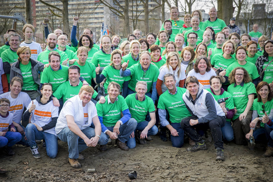 Groningse ondernemers, samen met Koning Willem-Alexander en Koningin Máxima, tijdens NLdoet in Groningen