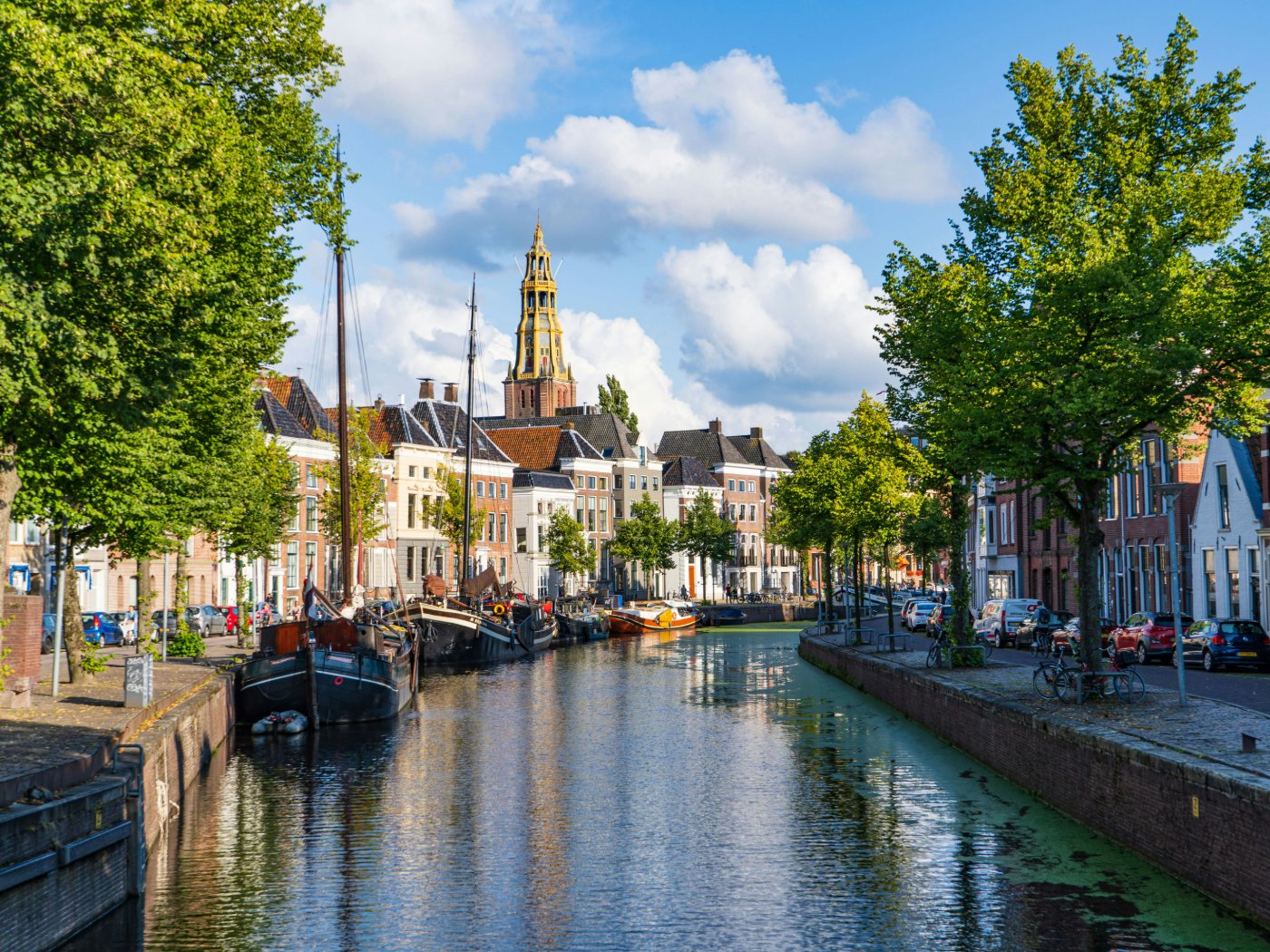 De Vismarkt aan het water in Groningen, met terrassen en de Grote Kerk op de achtergrond